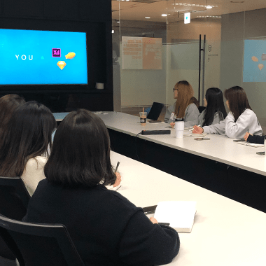 People who attended the in-house seminar are looking at the screen